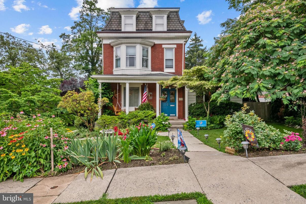 Exterior, Facade, American Foursquare