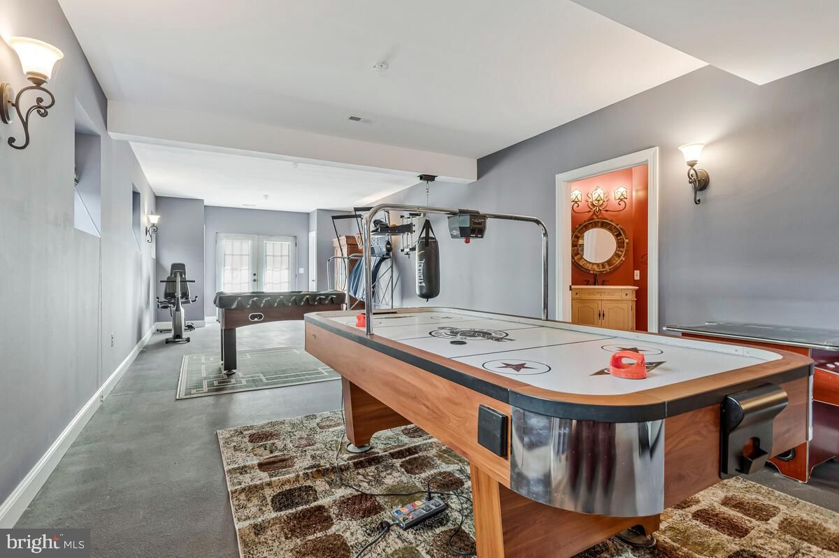 Game Room, Interior