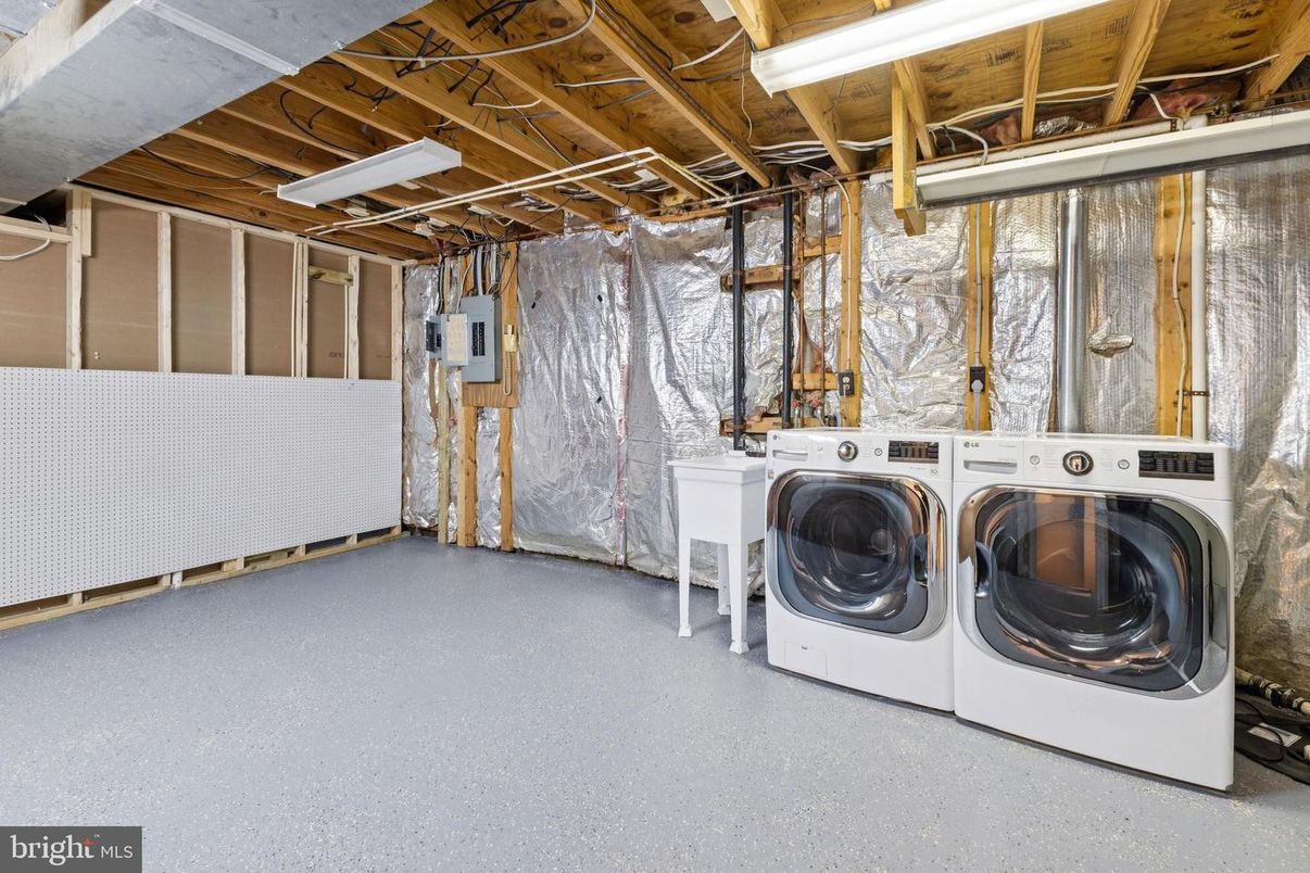 Interior, Washer, Wooden Beams, Wooden Walls