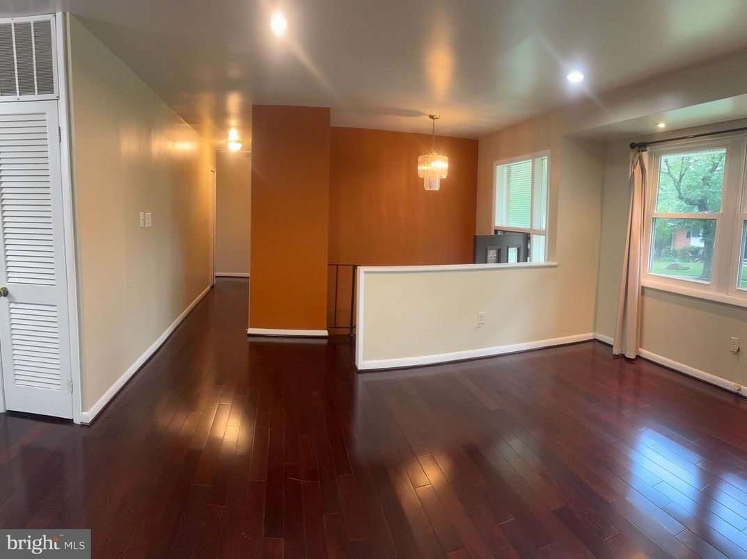 Empty room, Interior, Pendant Lights, Recessed Lighting, Wood Texture Flooring