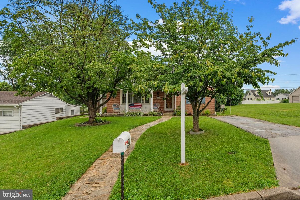 Backyard, Exterior, Facade, Brick Facade, Ranch