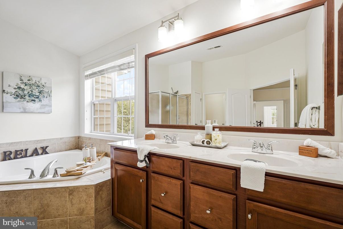 Bathroom, Dual Sink Vanities, Interior
