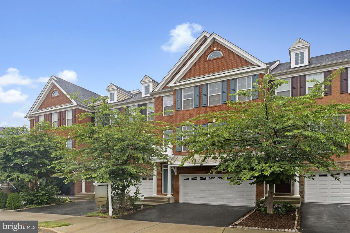 Attached, Exterior, Facade, Brick Facade, Queen Anne Victorian