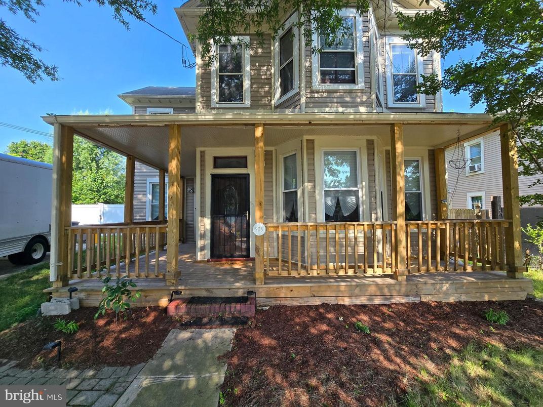 Exterior, Facade, American Foursquare