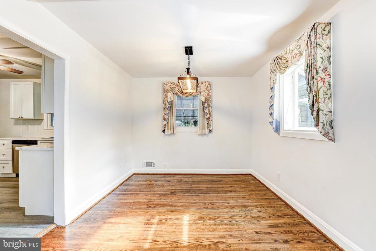 Empty room, Interior, Pendant Lights, Wood Texture Flooring