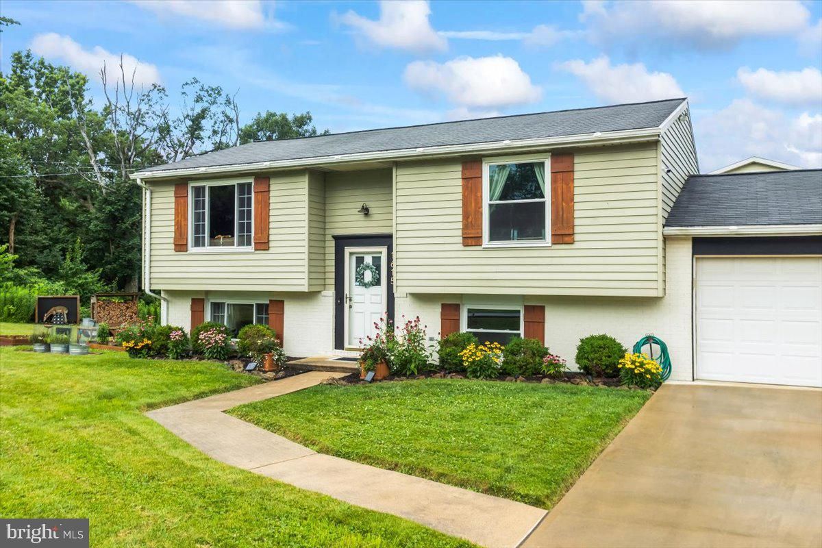 Attached, Exterior, Facade, Raised Ranch