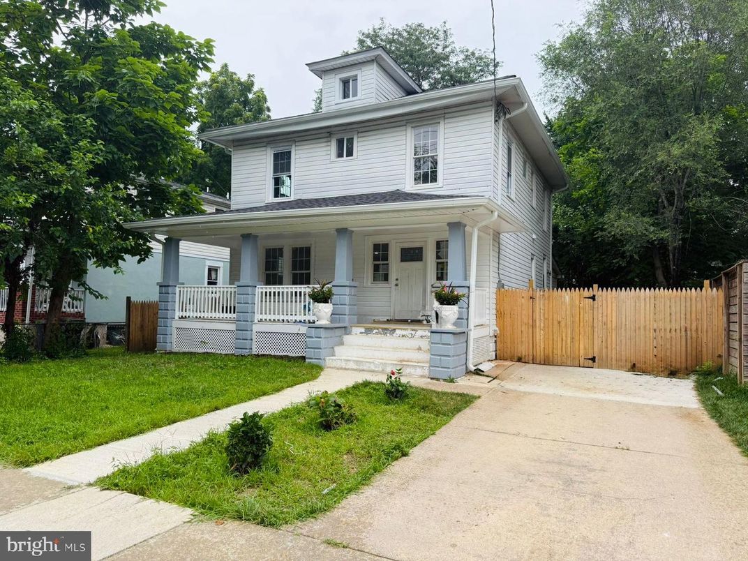 Exterior, Facade, American Foursquare