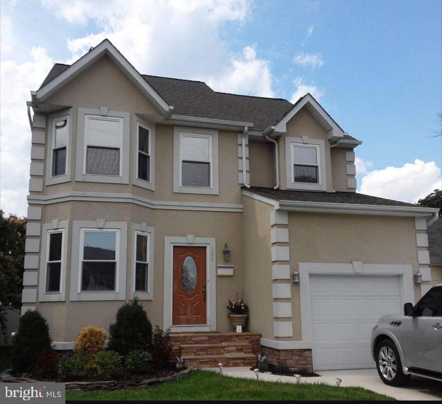 Attached, Exterior, Facade, American Craftsman