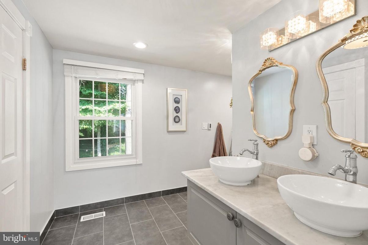 Bathroom, Dual Sink Vanities, Interior, Recessed Lighting