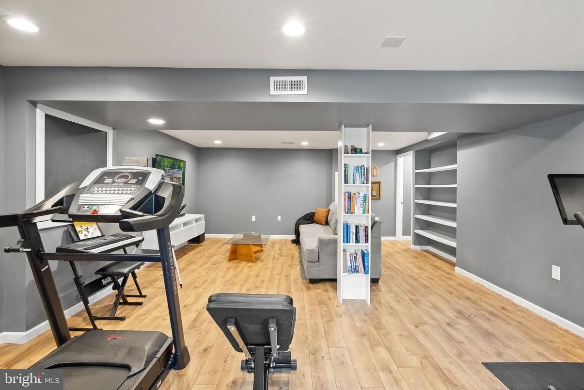 Fitness Equipment, Interior, Recessed Lighting, Wood Texture Flooring