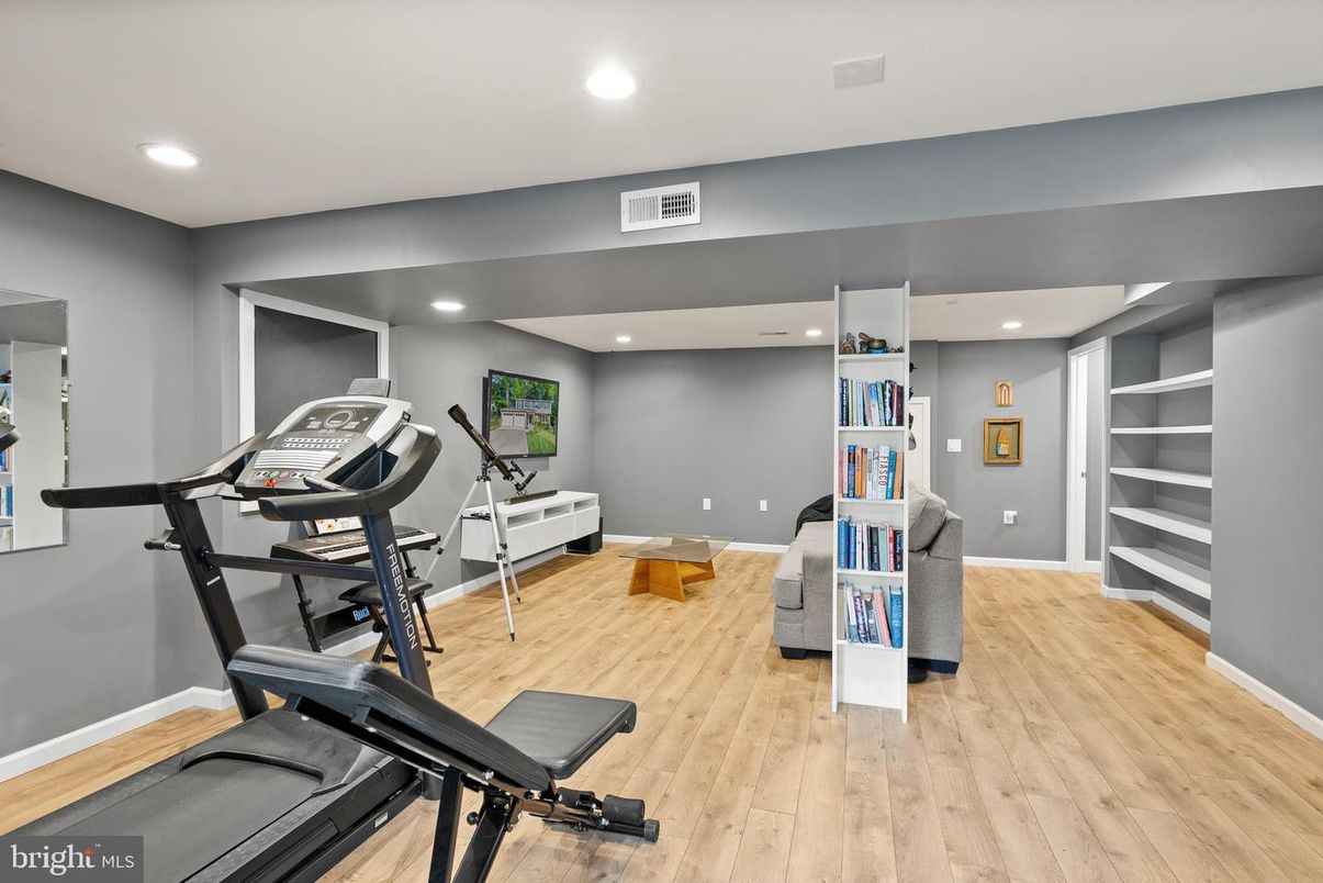 Fitness Equipment, Interior, Recessed Lighting, Wood Texture Flooring