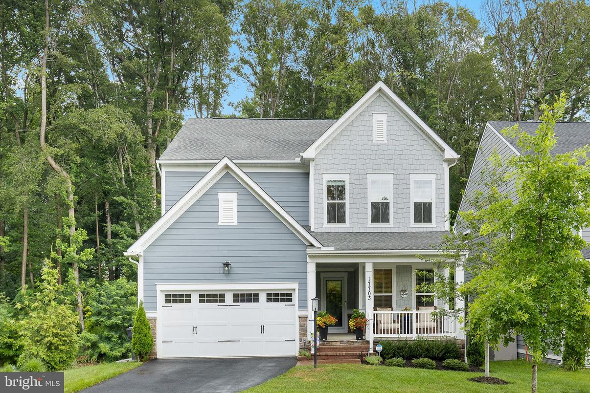 Attached, Exterior, Facade, Farmhouse