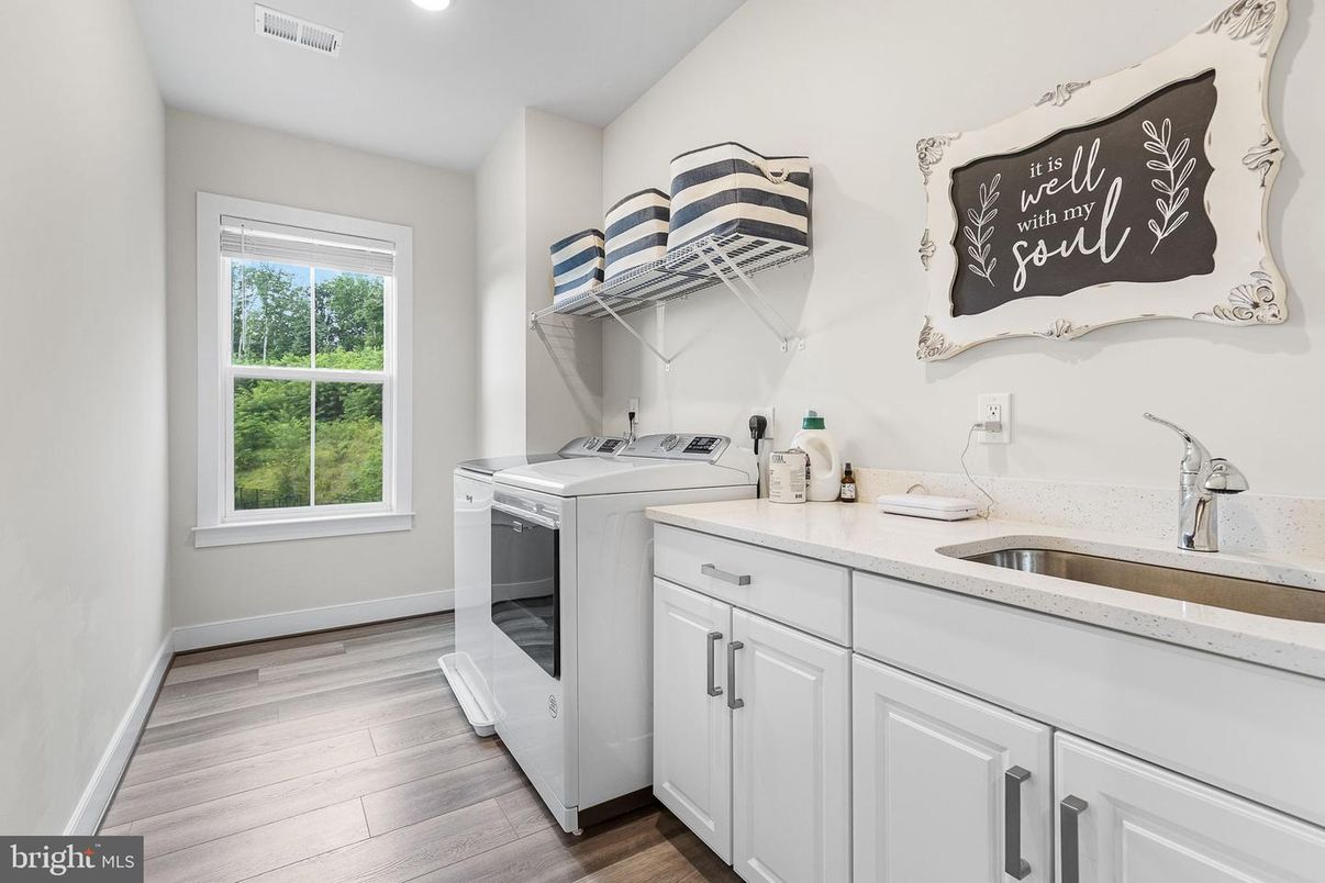 Interior, Recessed Lighting, Washer, Wood Texture Flooring