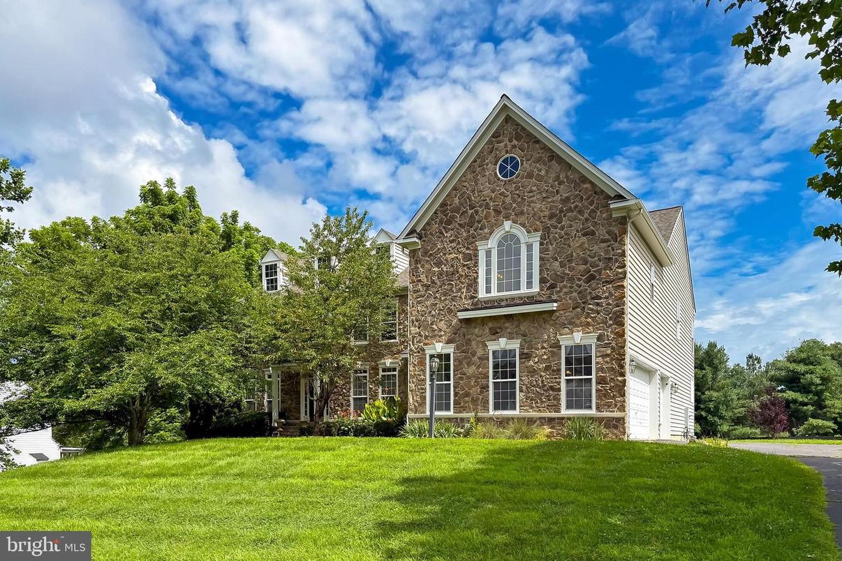 Backyard, Exterior, Facade, Brick Facade, Brick Traditional