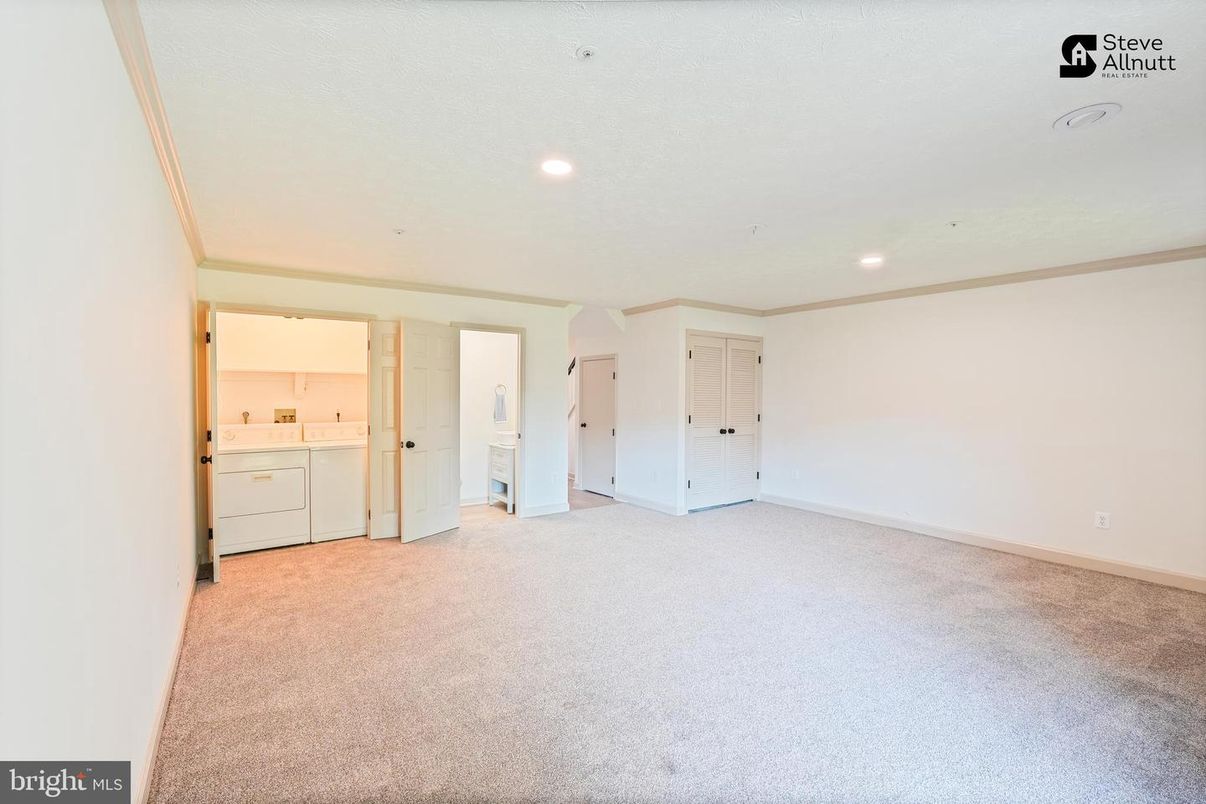 Bathroom, Empty room, Interior, Recessed Lighting, Washer