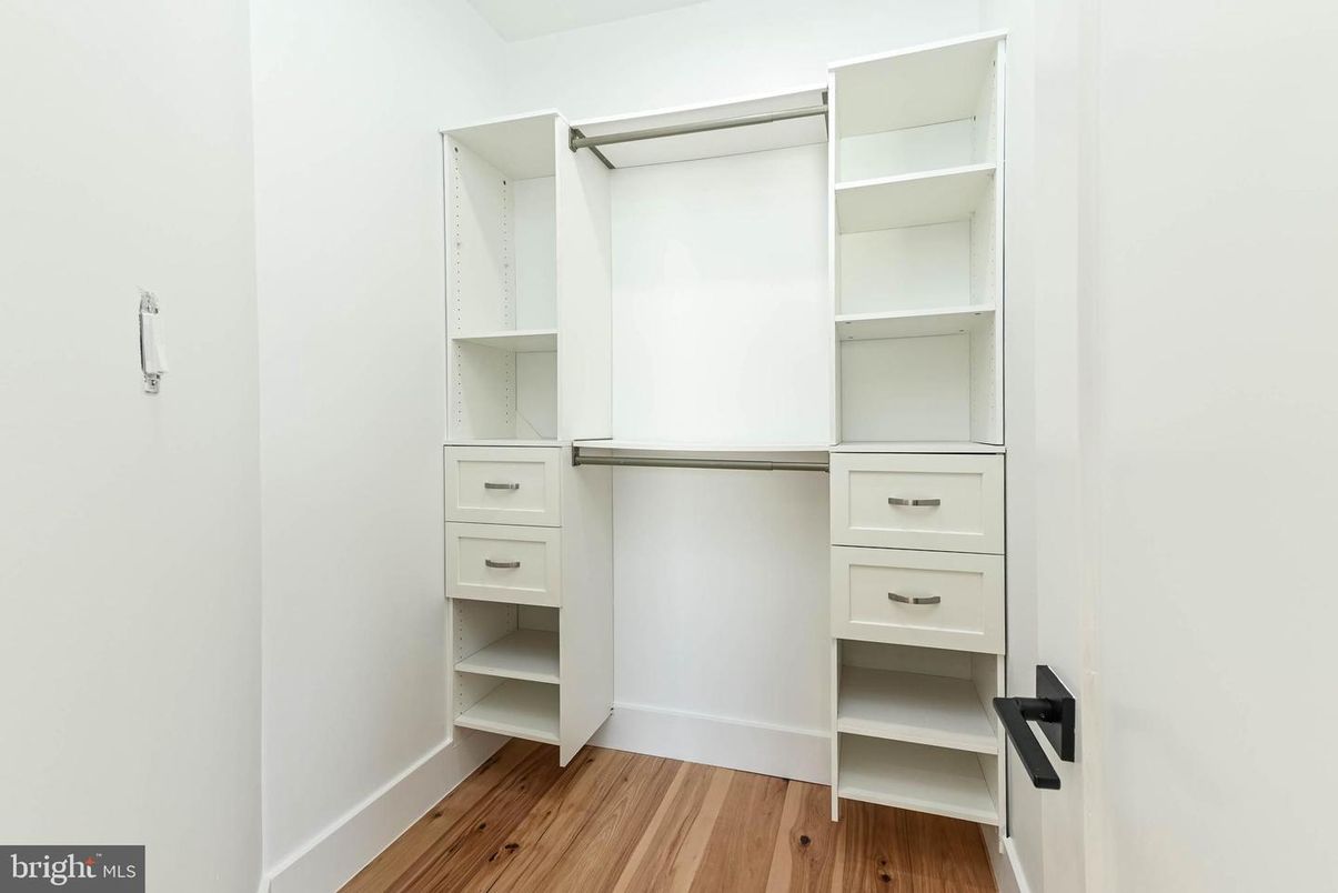 Interior, Walk-in Closets, Wood Texture Flooring