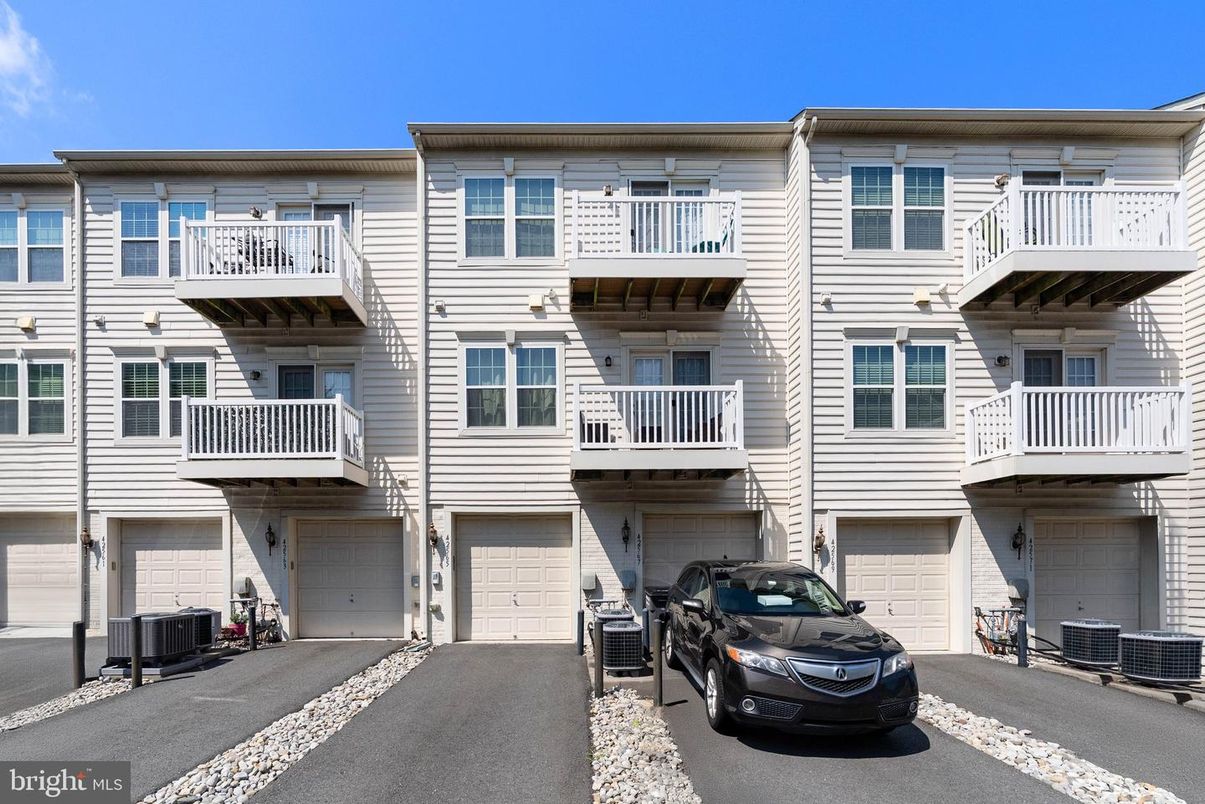 Attached, Exterior, Facade, Rowhouse