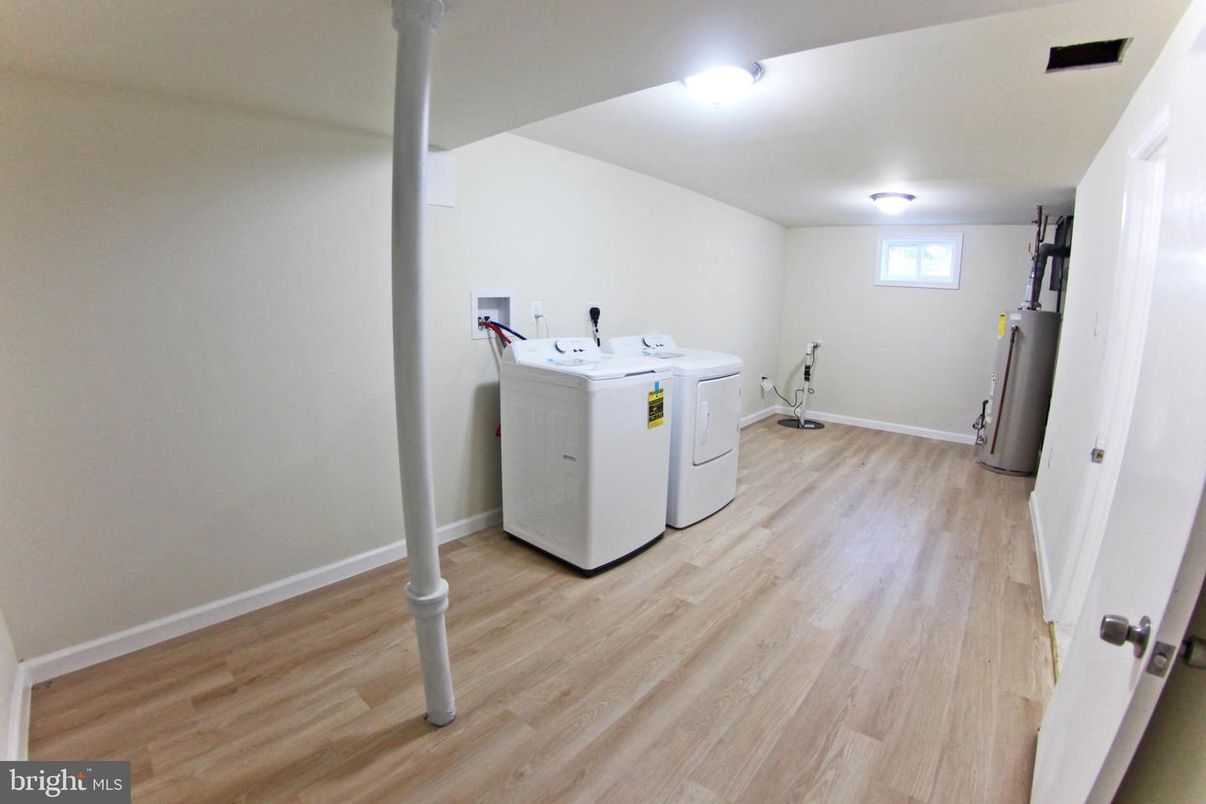 Interior, Washer, Wood Texture Flooring