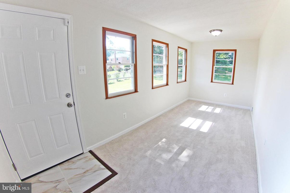 Empty room, Interior