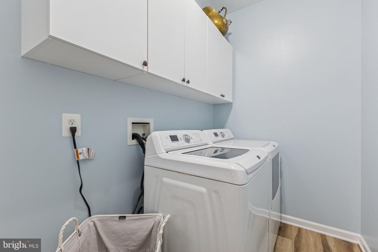 Interior, Washer, Wood Texture Flooring