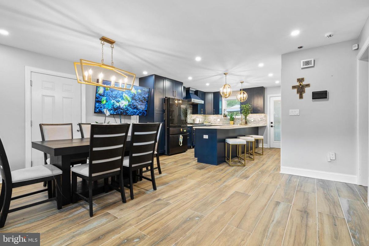 Dining room, Interior, Kitchen, Pendant Lights, Recessed Lighting, Wood Texture Flooring