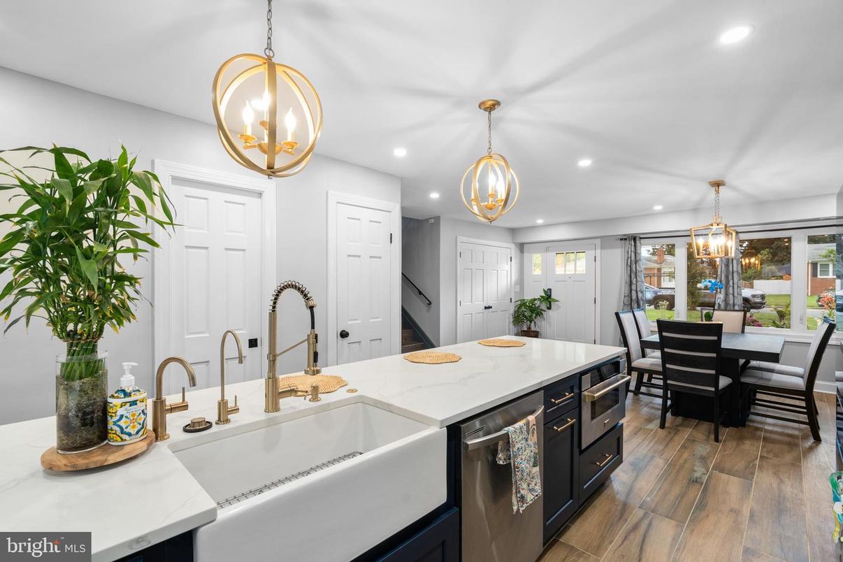 Dining room, Interior, Kitchen, Pendant Lights, Recessed Lighting, Wood Texture Flooring