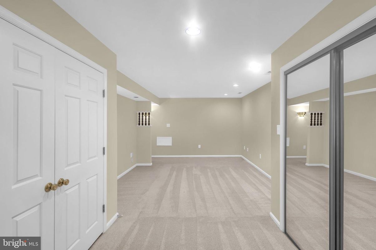 Empty room, Interior, Recessed Lighting