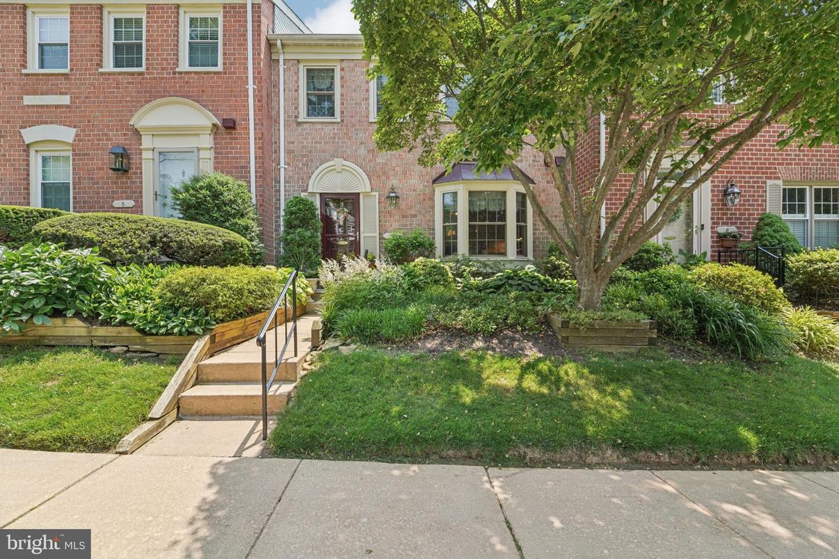 Exterior, Facade, Brick Facade, Rowhouse
