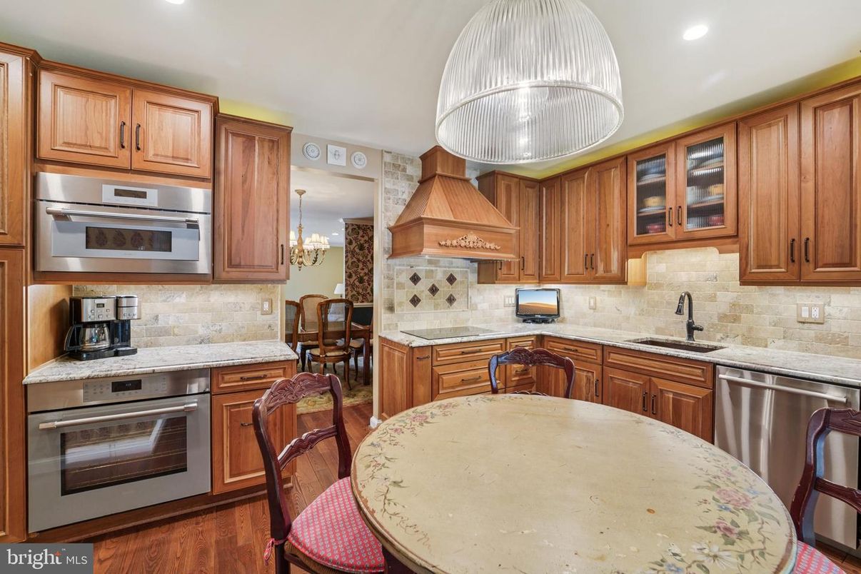 Chandelier, Dining room, Interior, Kitchen, Recessed Lighting, Stainless Steel Appliances, Wood Texture Flooring
