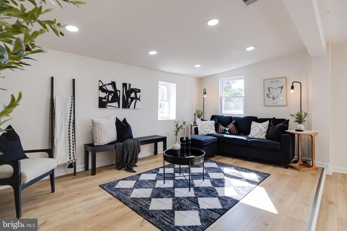 Interior, Living room, Recessed Lighting, Wood Texture Flooring