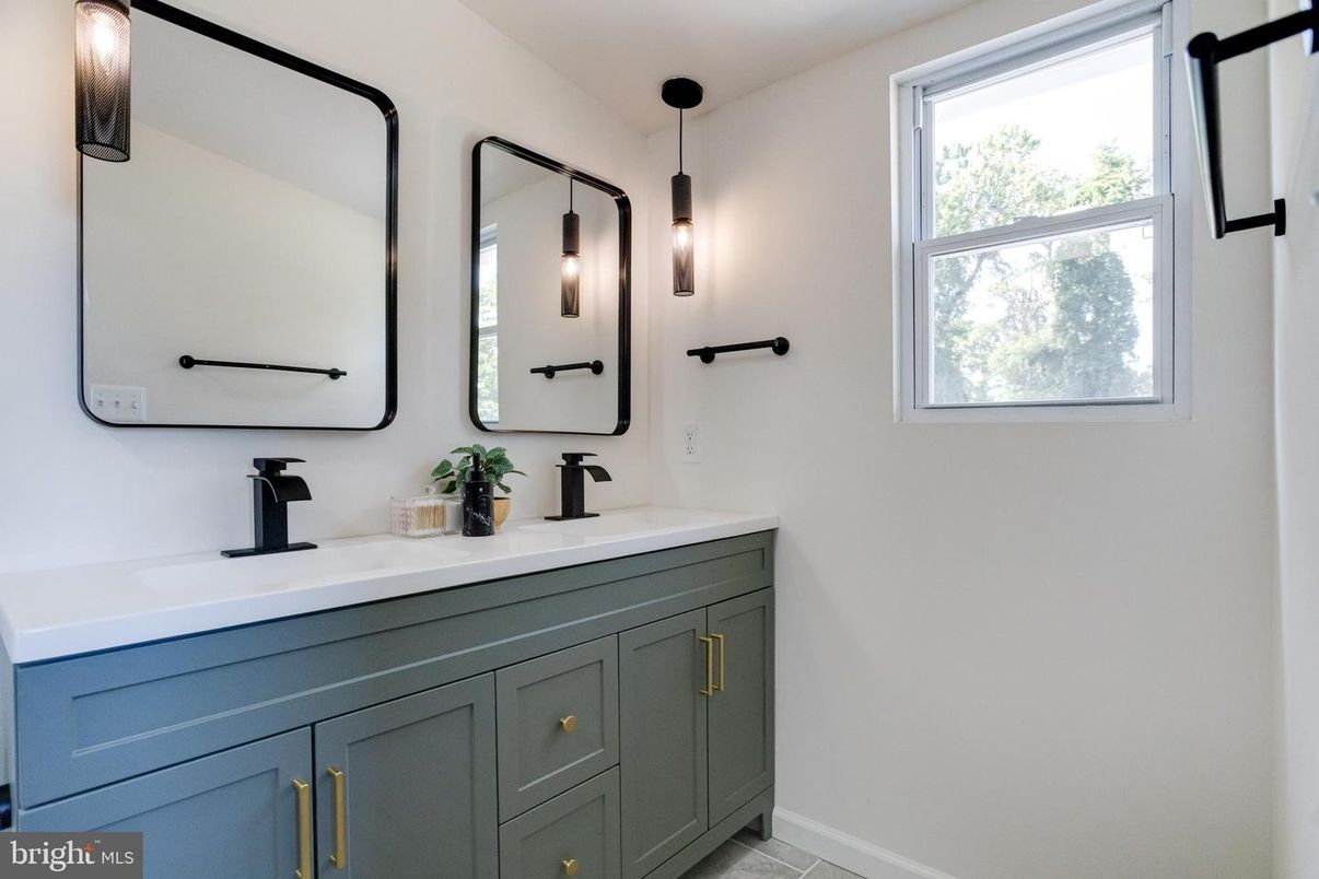Bathroom, Dual Sink Vanities, Interior, Pendant Lights