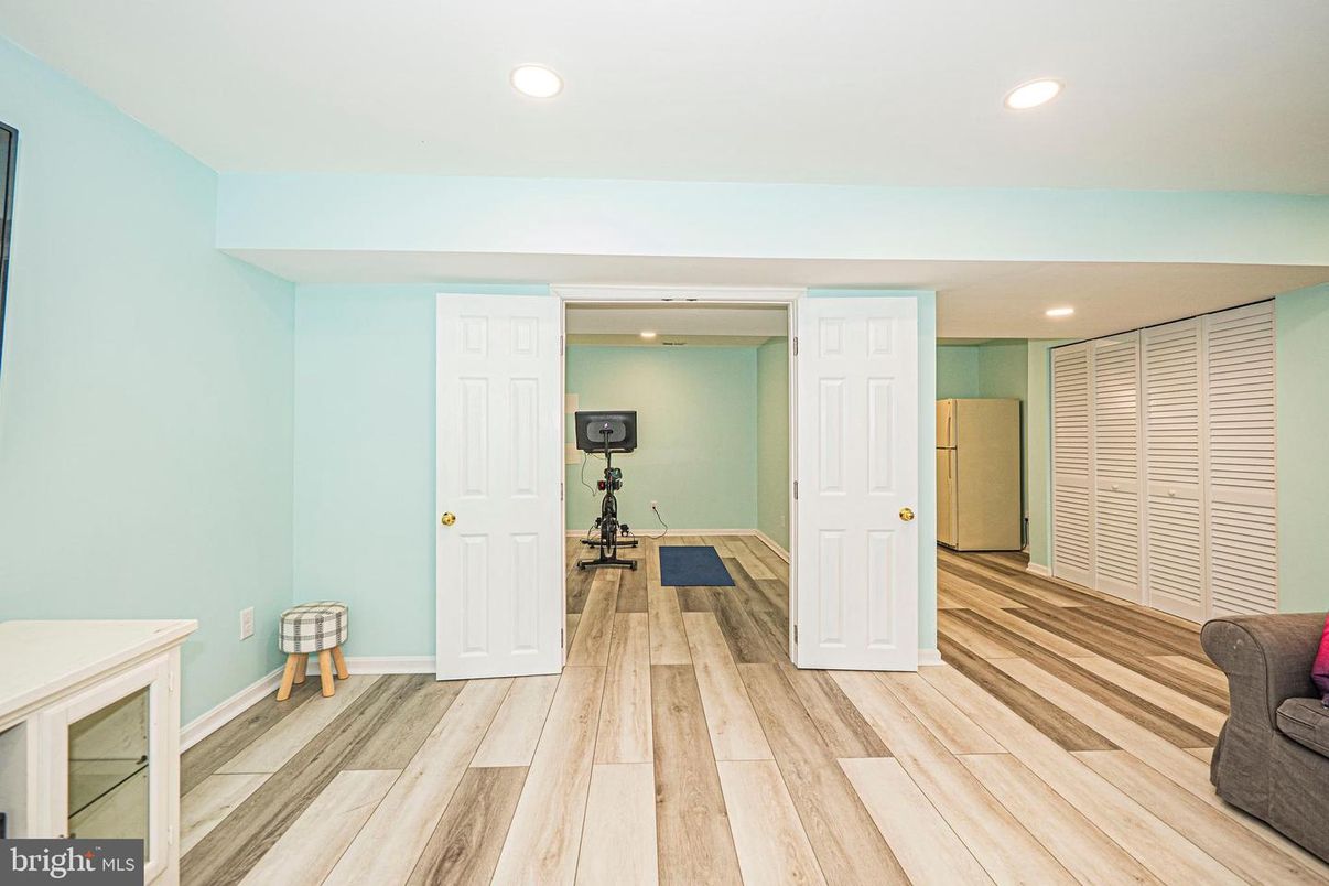 Fitness Equipment, Interior, Recessed Lighting, Wood Texture Flooring