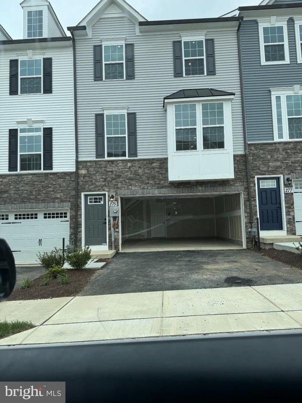 Attached, Exterior, Facade, Rowhouse