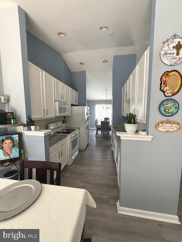 Dining room, Interior, Kitchen, Pendant Lights, Recessed Lighting, Wood Texture Flooring