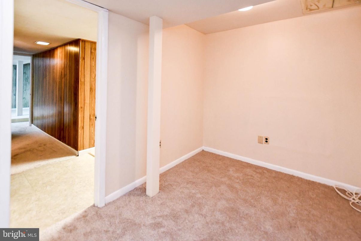 Empty room, Interior, Recessed Lighting, Wooden Walls
