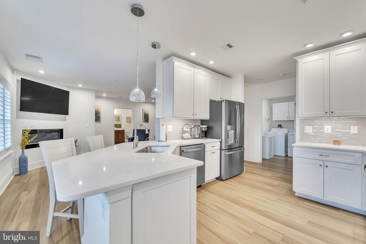 Fireplace, Interior, Kitchen, Pendant Lights, Recessed Lighting, Wood Texture Flooring