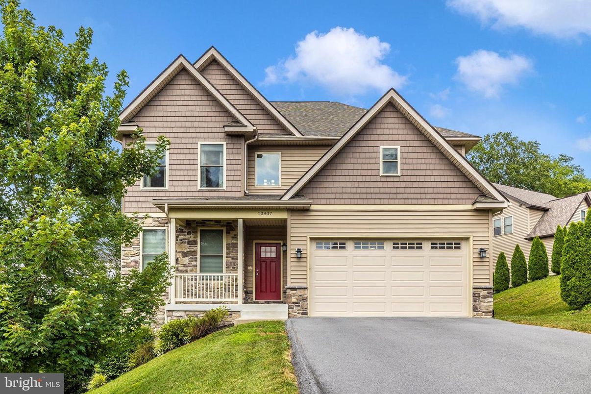 Attached, Exterior, Facade, American Craftsman