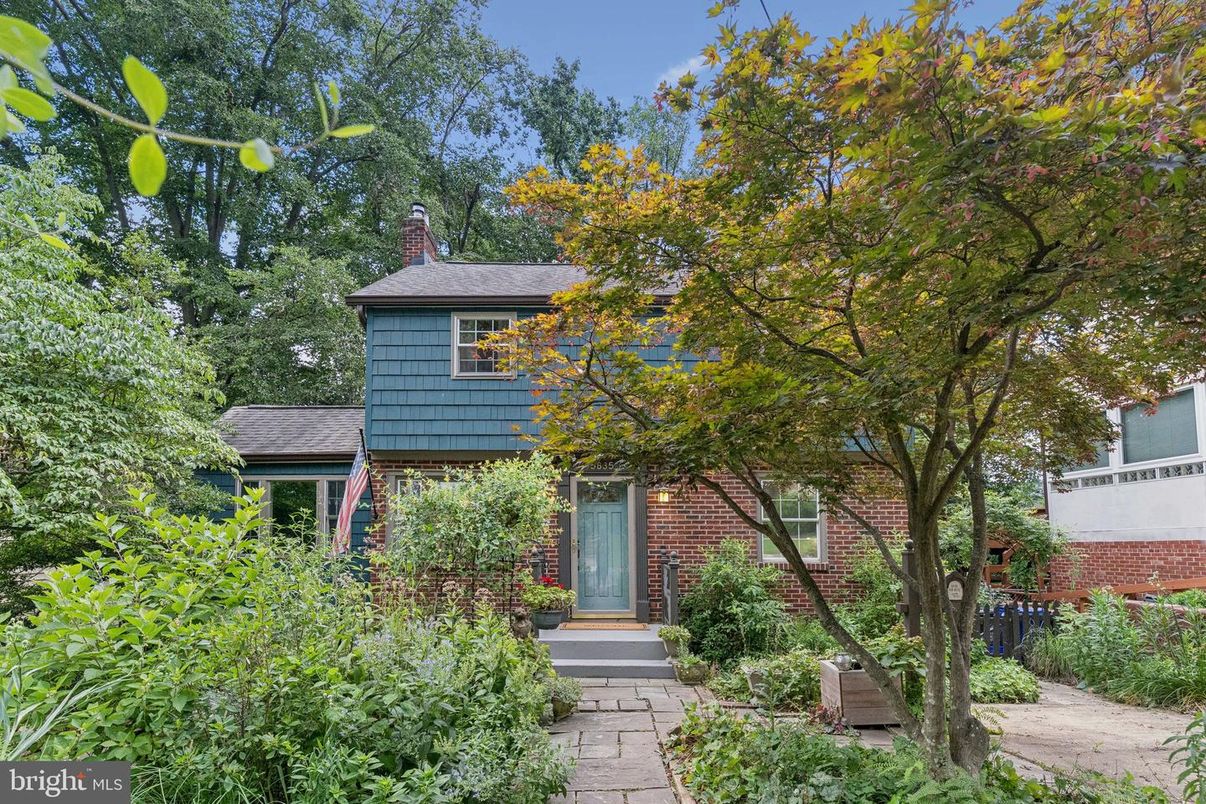 Exterior, Facade, Brick Facade, American Foursquare