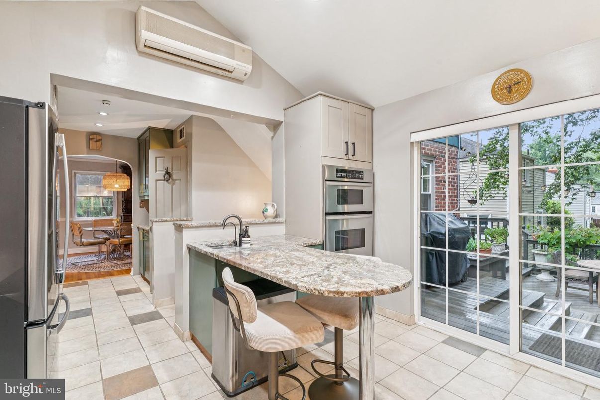 Dining room, Interior, Kitchen, Recessed Lighting, Stainless Steel Appliances