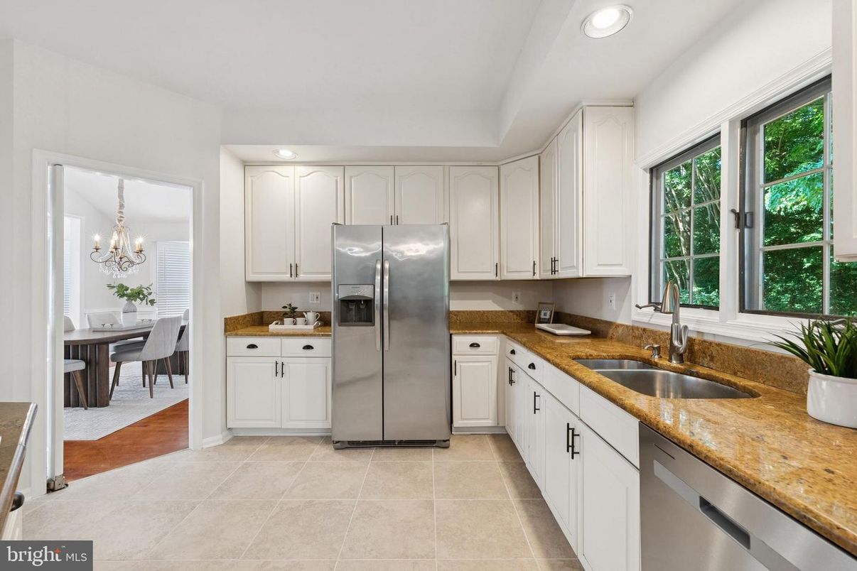 Chandelier, Dining room, Interior, Kitchen, Recessed Lighting, Stainless Steel Appliances