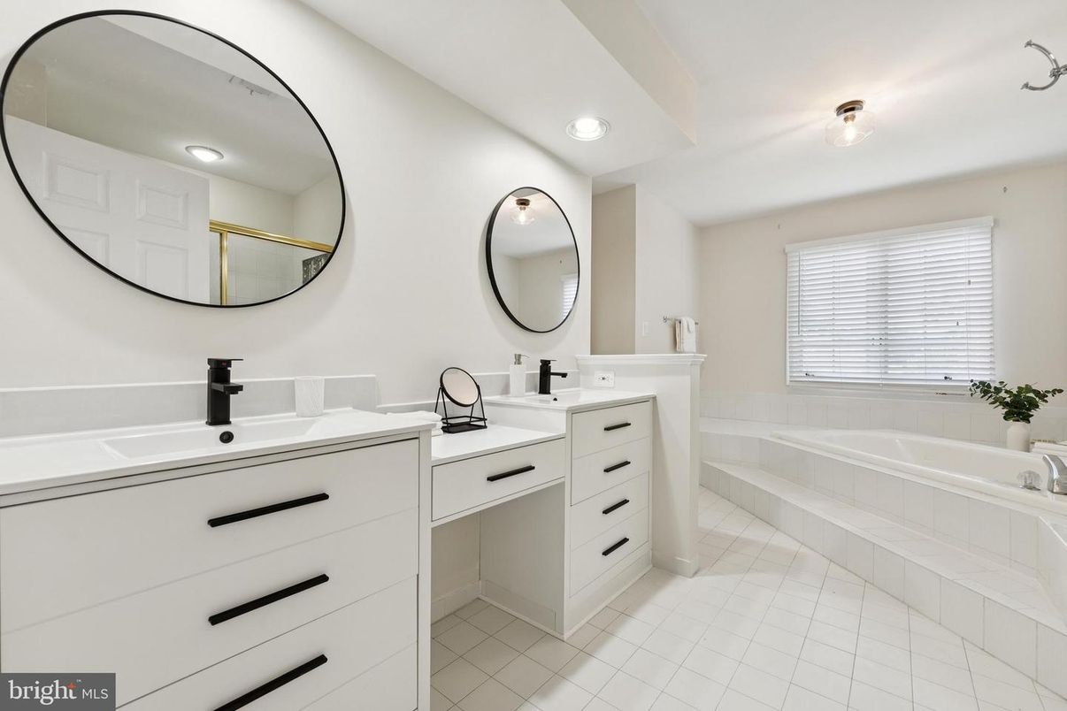 Bathroom, Dual Sink Vanities, Interior, Recessed Lighting