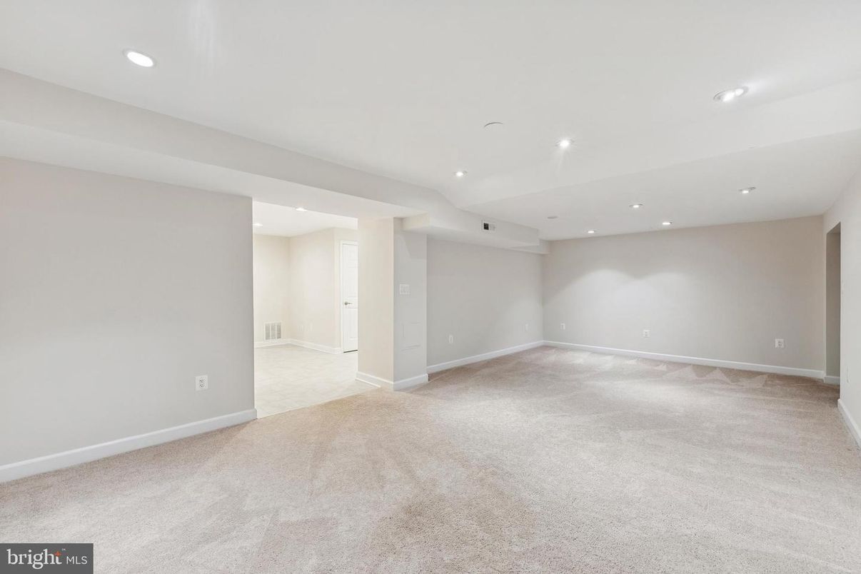Empty room, Interior, Recessed Lighting