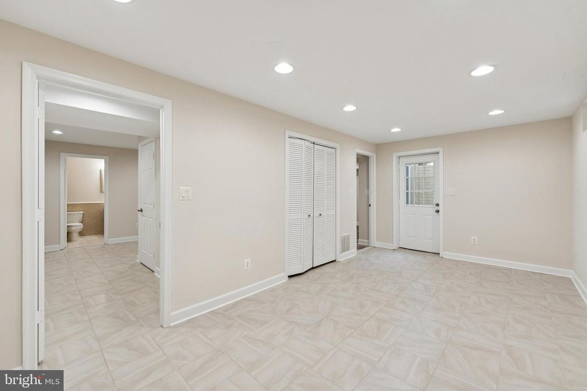 Bathroom, Empty room, Interior, Recessed Lighting
