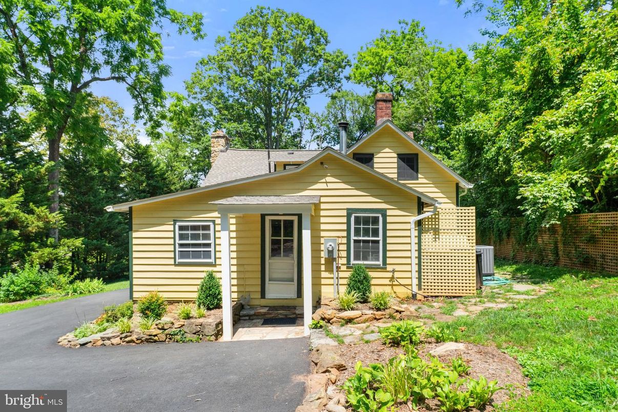 Exterior, Facade, Cape Cod
