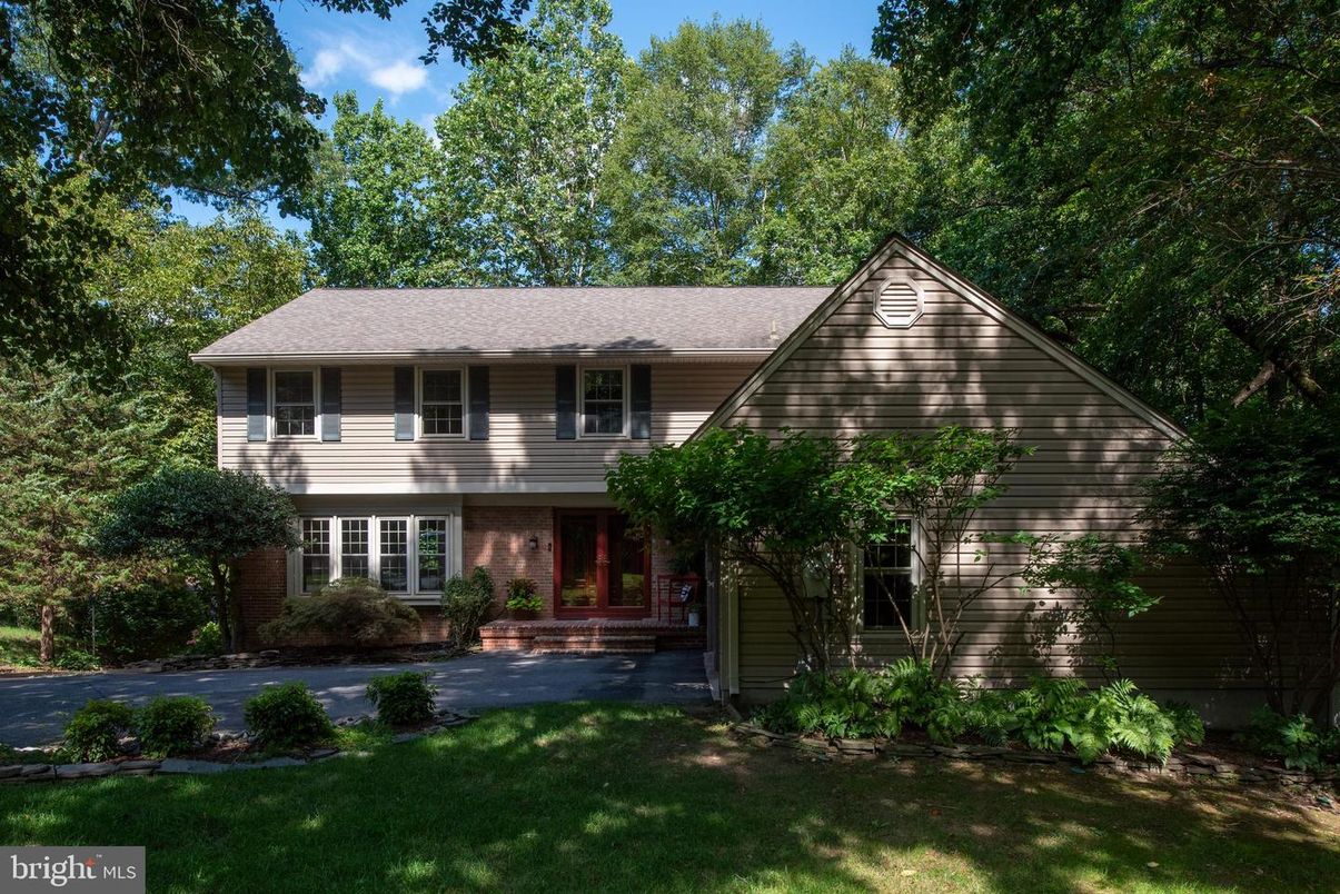 Exterior, Facade, Brick Facade, Split Level