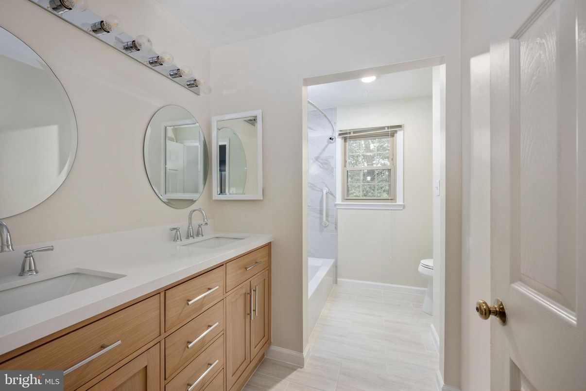 Bathroom, Dual Sink Vanities, Interior, Recessed Lighting