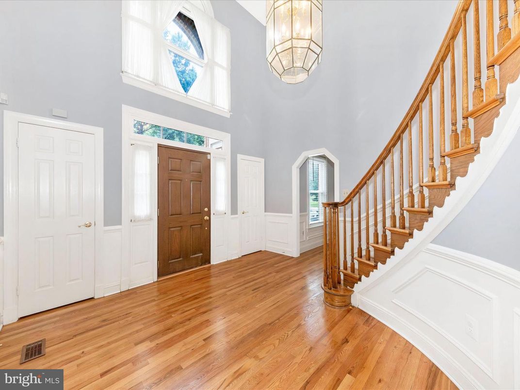 Interior, Pendant Lights, Wood Texture Flooring