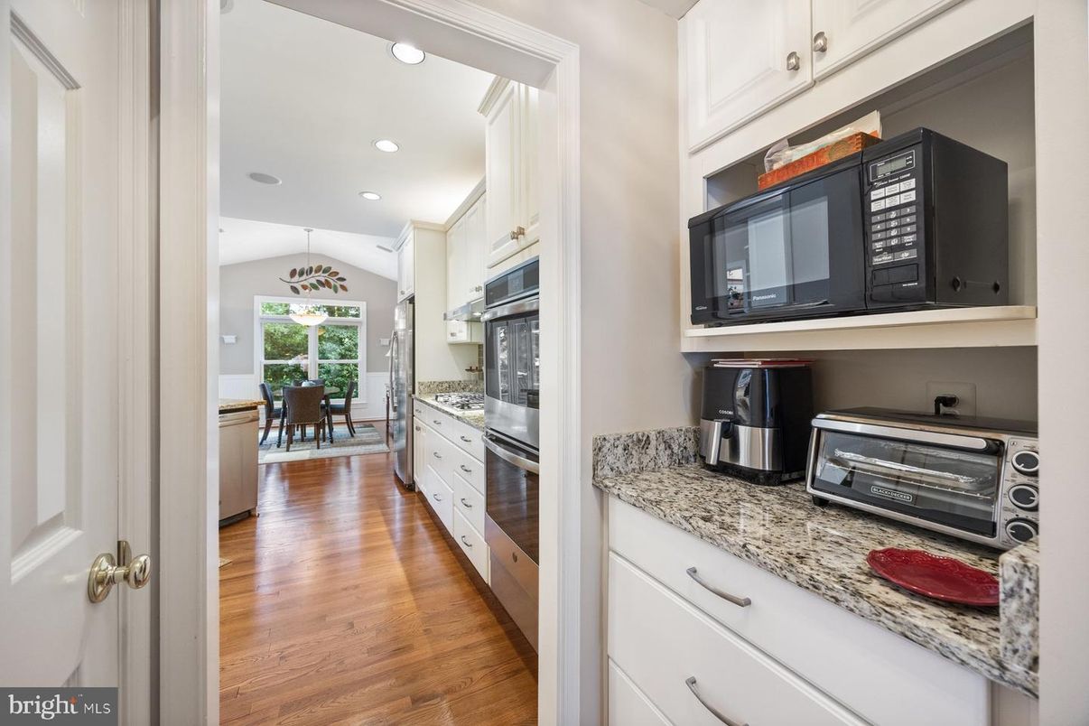 Dining room, Interior, Kitchen, Pendant Lights, Recessed Lighting, Wood Texture Flooring