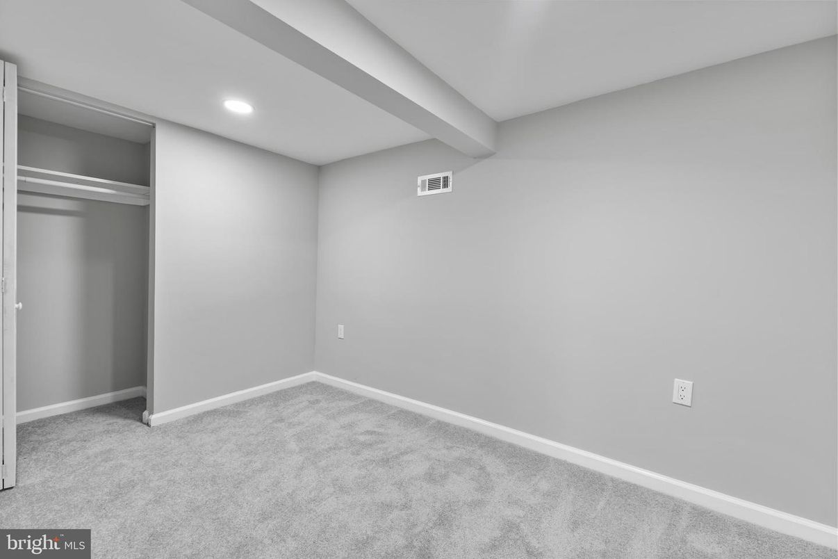 Empty room, Interior, Recessed Lighting