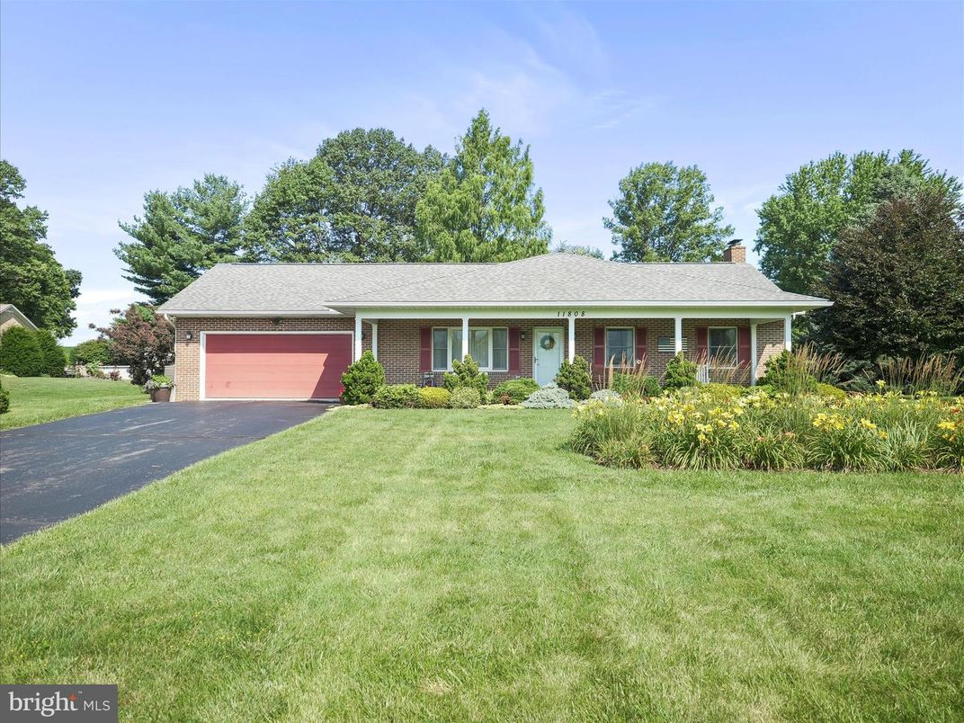 Attached, Exterior, Facade, Brick Facade, Ranch